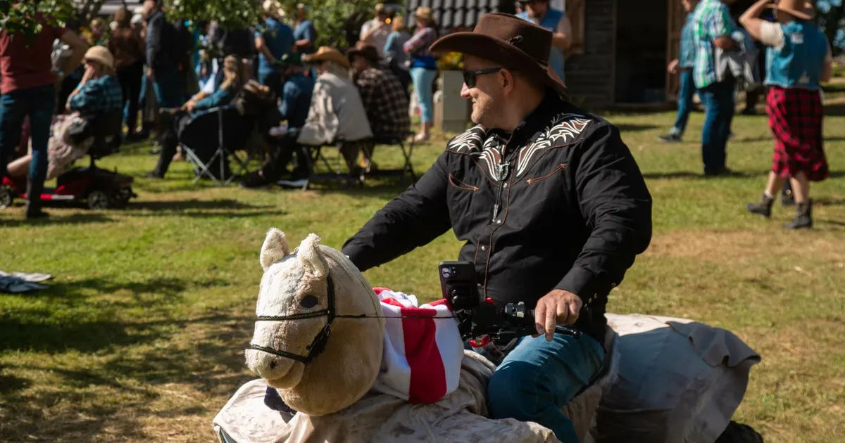 URISSAARE ⟩ Kantripalavik ei jätnud ühtegi passi alles. Kes on kiireim kaneelirulli sööja?