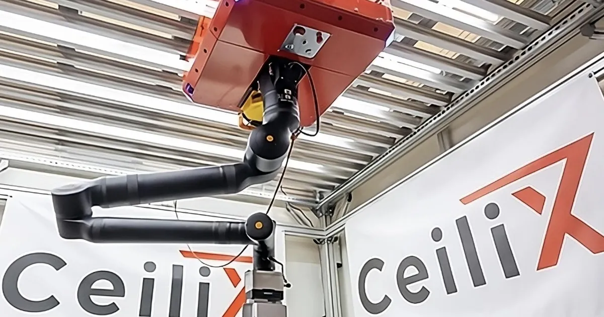 VAATA VIDEOT ⟩ Vaat mis omapärane mööda lage roniv laokraana on valmis tehtud