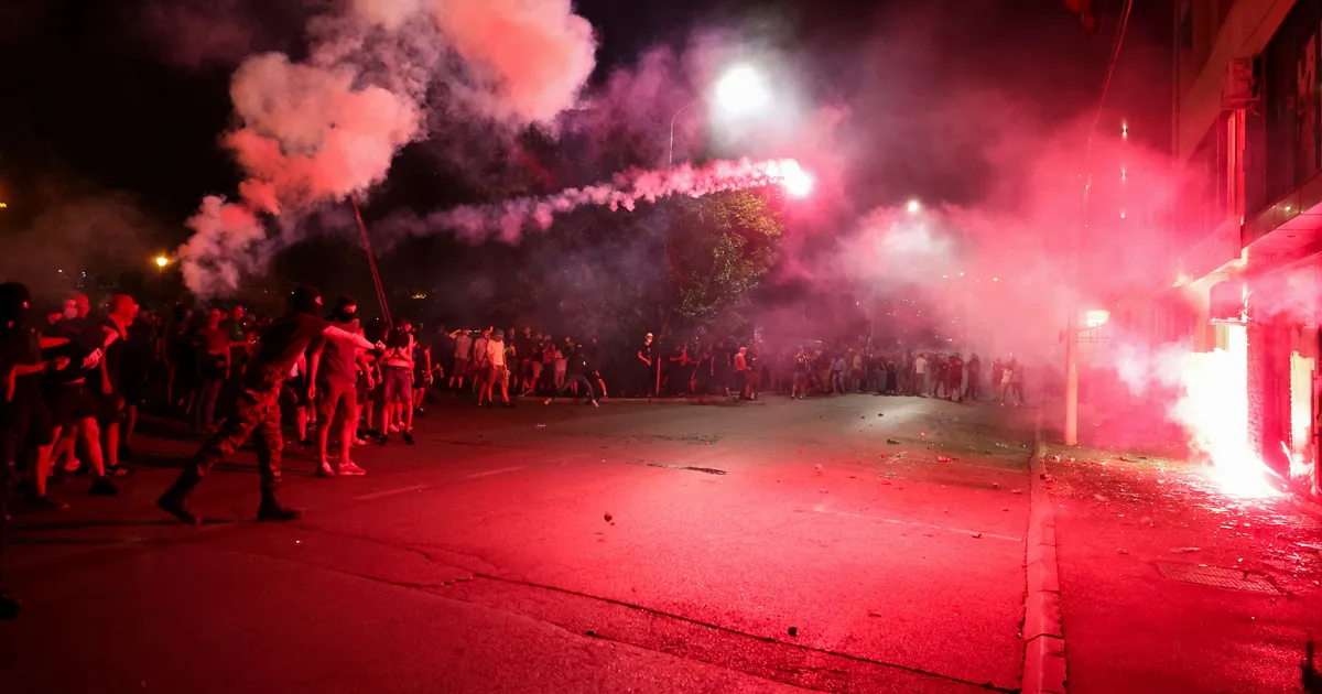 RAHUTUSED SERBIAS ⟩ Meeleavaldajad süütasid valitsuspartei kontoreid, Vučić lubas protestide karmi mahasurumist