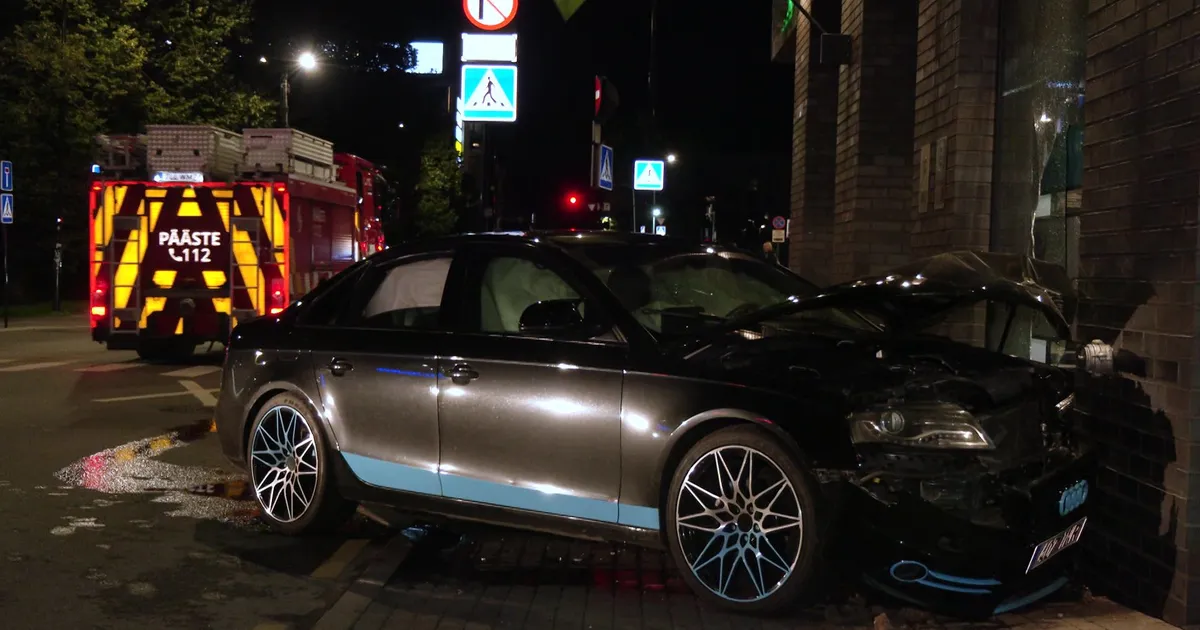 KÄIGUKAST SÜÜDI? ⟩ Purjus tiktokker Kristjan Uibo rammis Tartu südalinnas autoga pangahoonet
