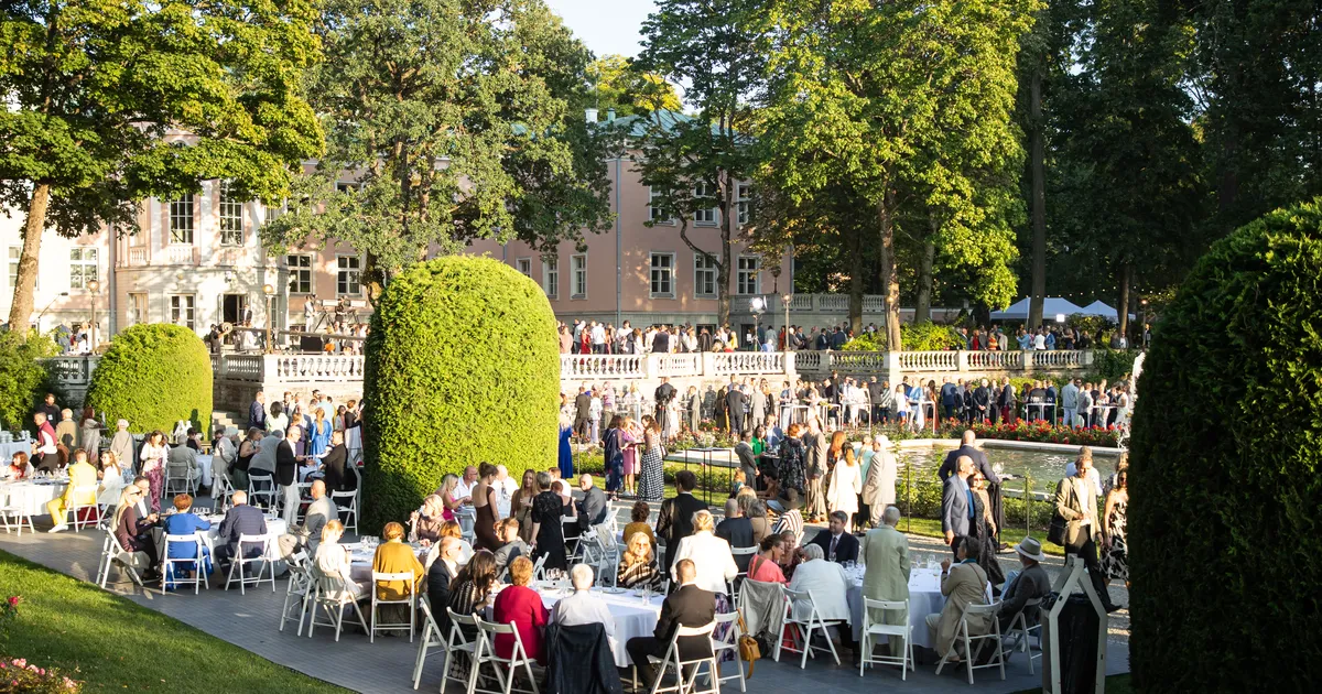 34 AASTAT ⟩ Kontsert presidendi roosiaias