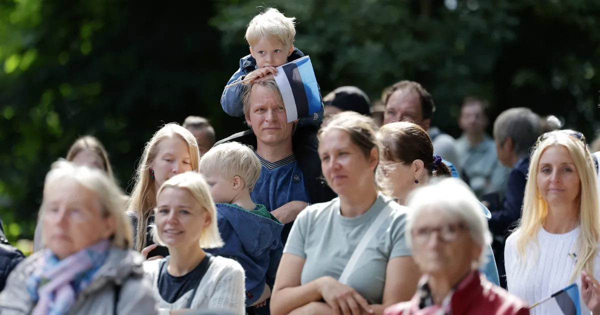 GALERII ⟩ Taasiseseisvumise aastapäeva tähistamine pani publiku mõtlema, samas muigama ja esinejatele kaasa õõtsuma