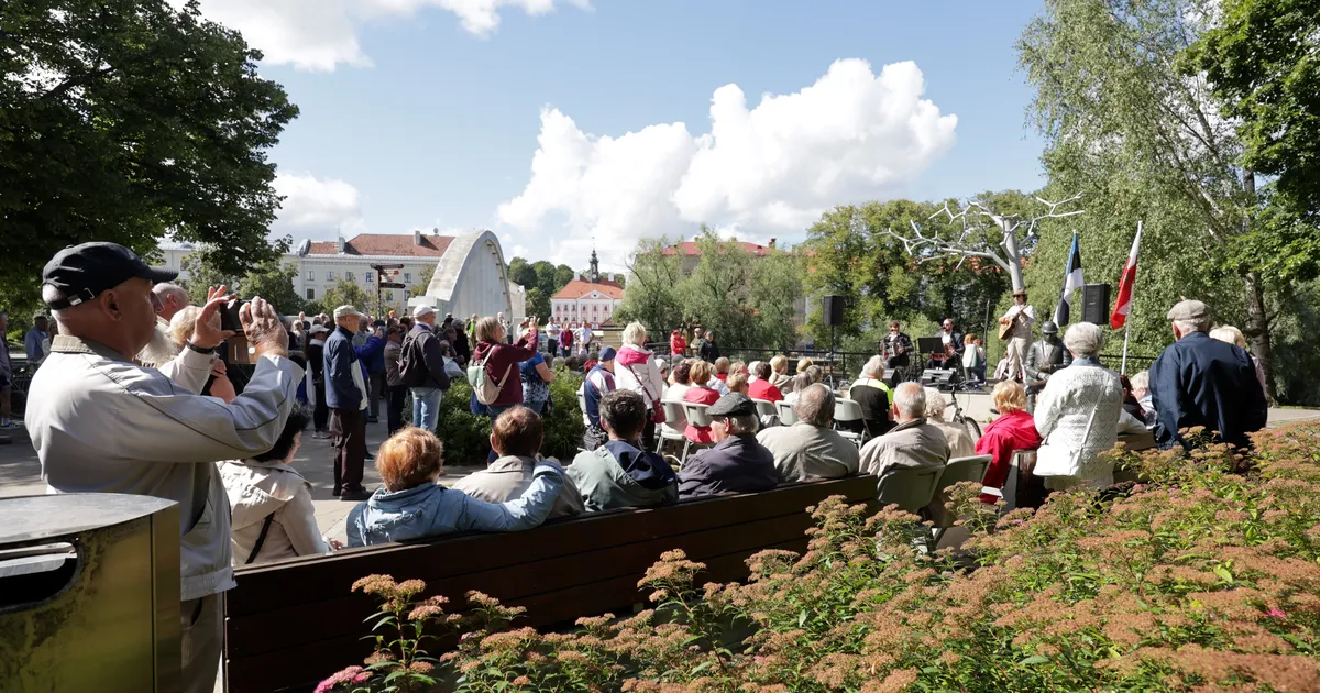 PILDID ⟩ Punt pillimehi ja mõned tantsulised näitasid, kuidas pidada vabaduse simmanit