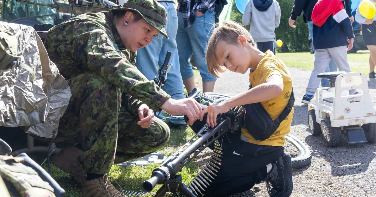 KREMLI PROPAGANDA VÕLTSING ⟩ Eesti lapsi õpetatakse Vene sõdurite piltide pihta tulistama