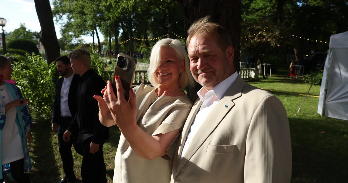 OTSEFOTOD ⟩ Elagu Eesti! Vaata, kuidas möödub presidendi vastuvõtt roosiaias