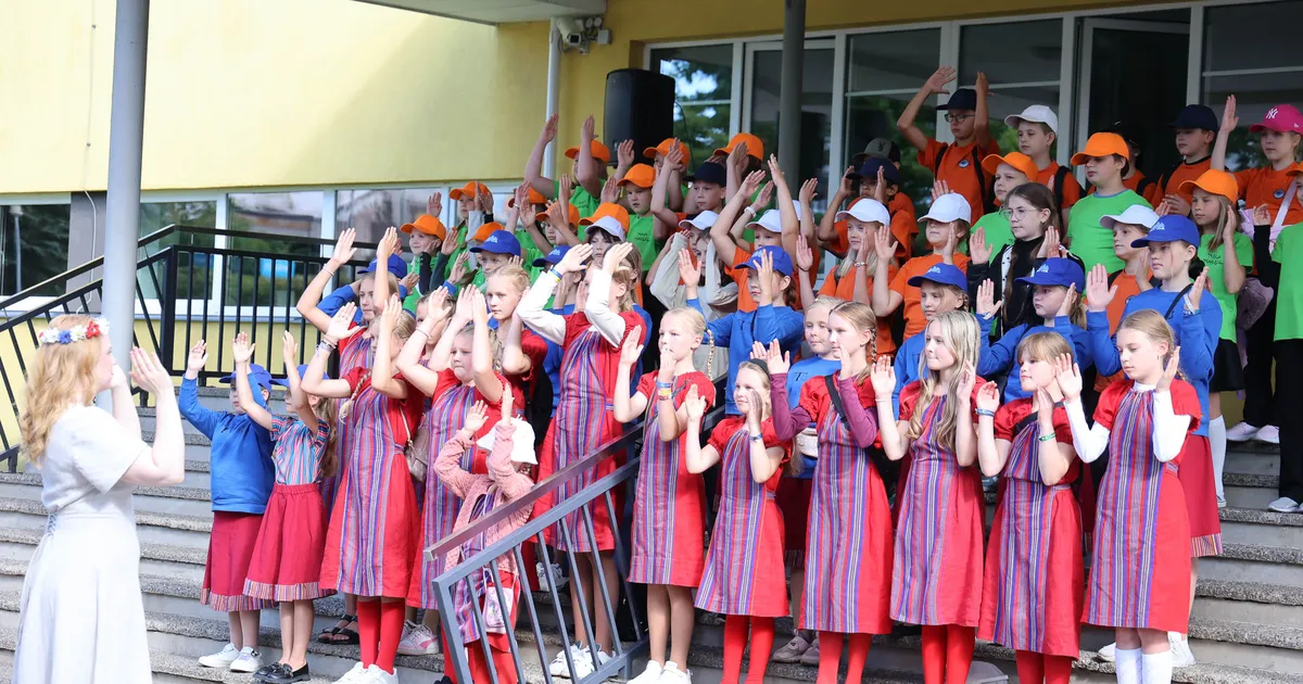 GALERII JA VIDEO ⟩ Koorilauljad tõusid taasiseseisvumispäeval treppidele