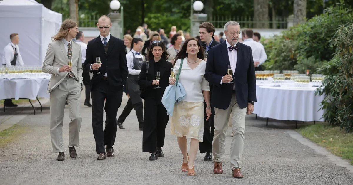 FOTOD ⟩ Toomas Hendrik Ilves saabus roosiaeda koos kauni kaaslannaga