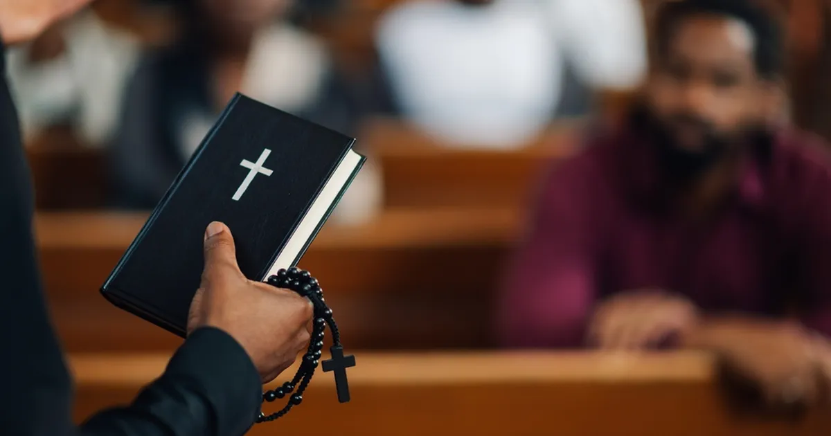 VIDEO ⟩ «Kas olete pulmas ka peigmehe rollis?» Maailma kõige seksikam preester vallutas interneti