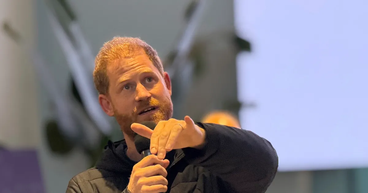 VIDEO ⟩ Prints Harry lasi peita sõjamemoriaalile salakirja