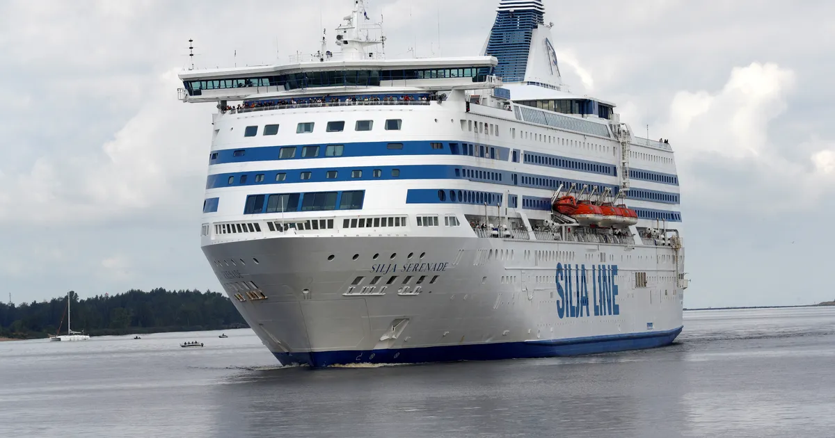 FOTO JA VIDEO ⟩ Tallinki laeval süttis alumiiniumit vedav rekka – päästemeeskond toimetati pardale helikopteriga