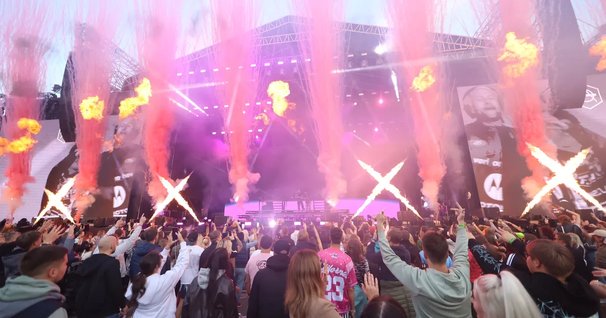 OTSEFOTOD ⟩ Algas kahepäevane pidu lauluväljakul, rahvast loobib tordiga Steve Aoki