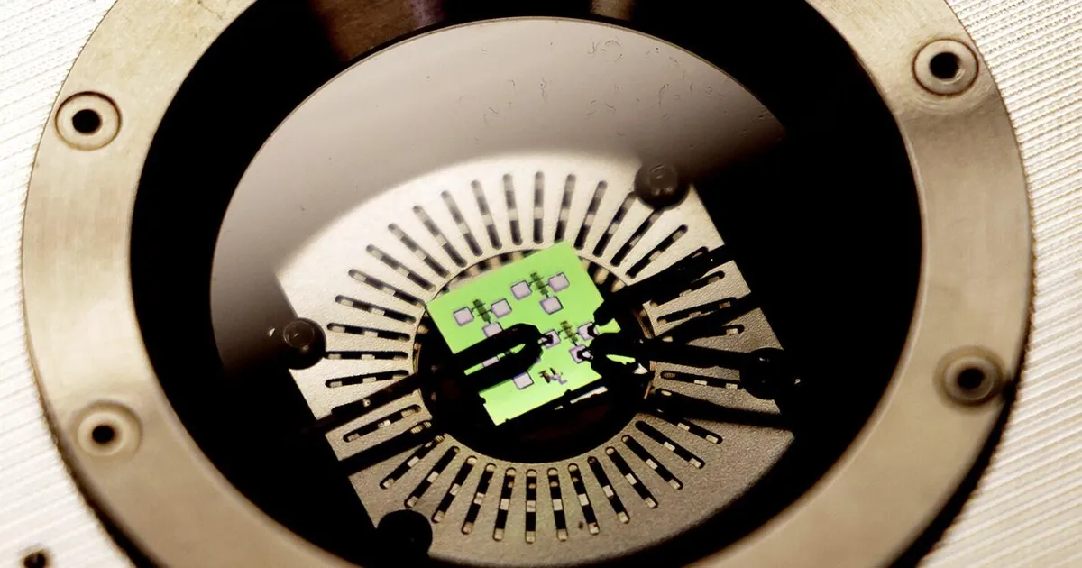 See mälukiip lausa nurrub mõnust, kui supleb sulametallis