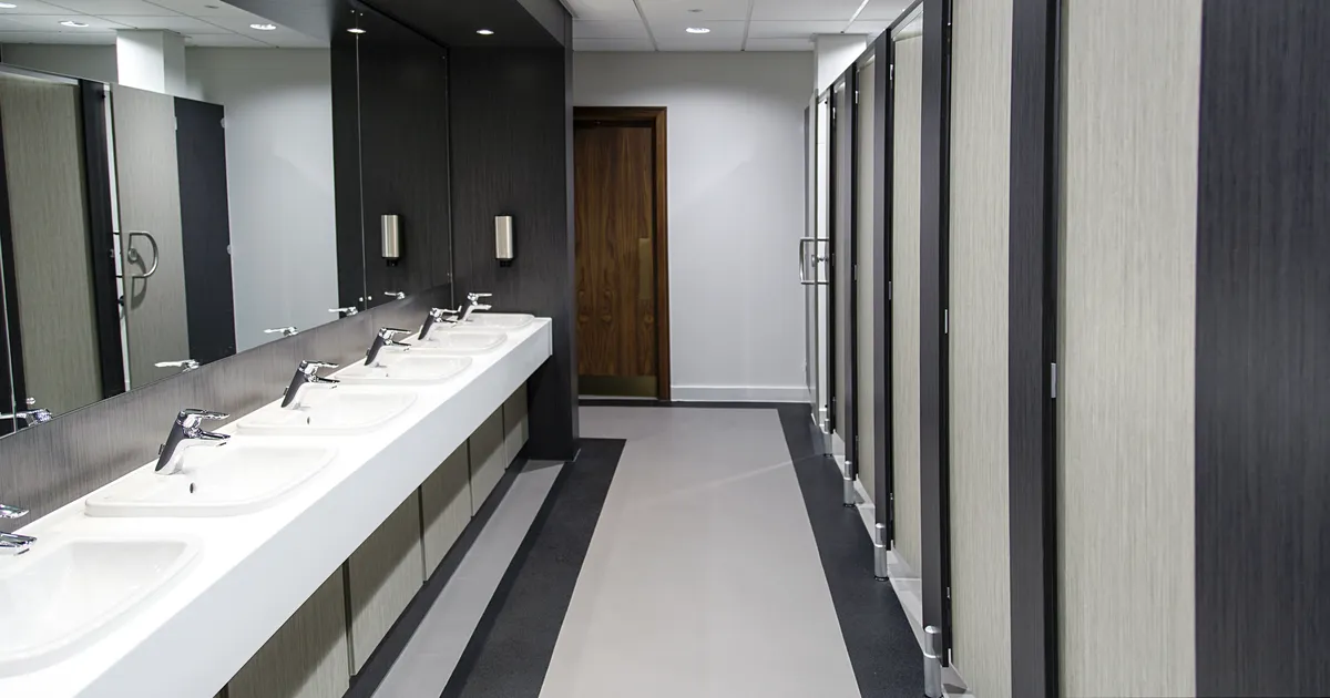 VIDEOD ⟩ Rootsi ametnik unustas NATO saladused lennujaama WCsse