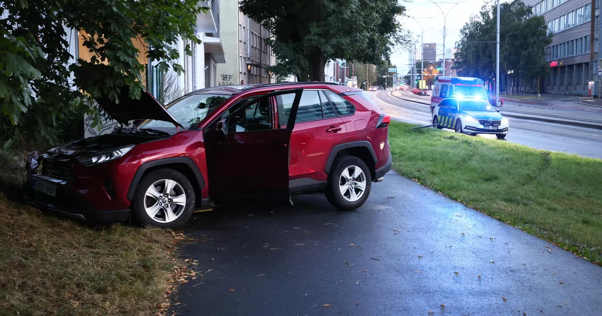 FOTOD ⟩ Tallinnas sõitis auto vastu puud, juht sai kannatada