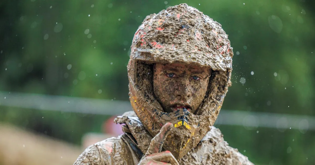 FOTOD ⟩ Motomehed võitlesid lennuväljal mudaga
