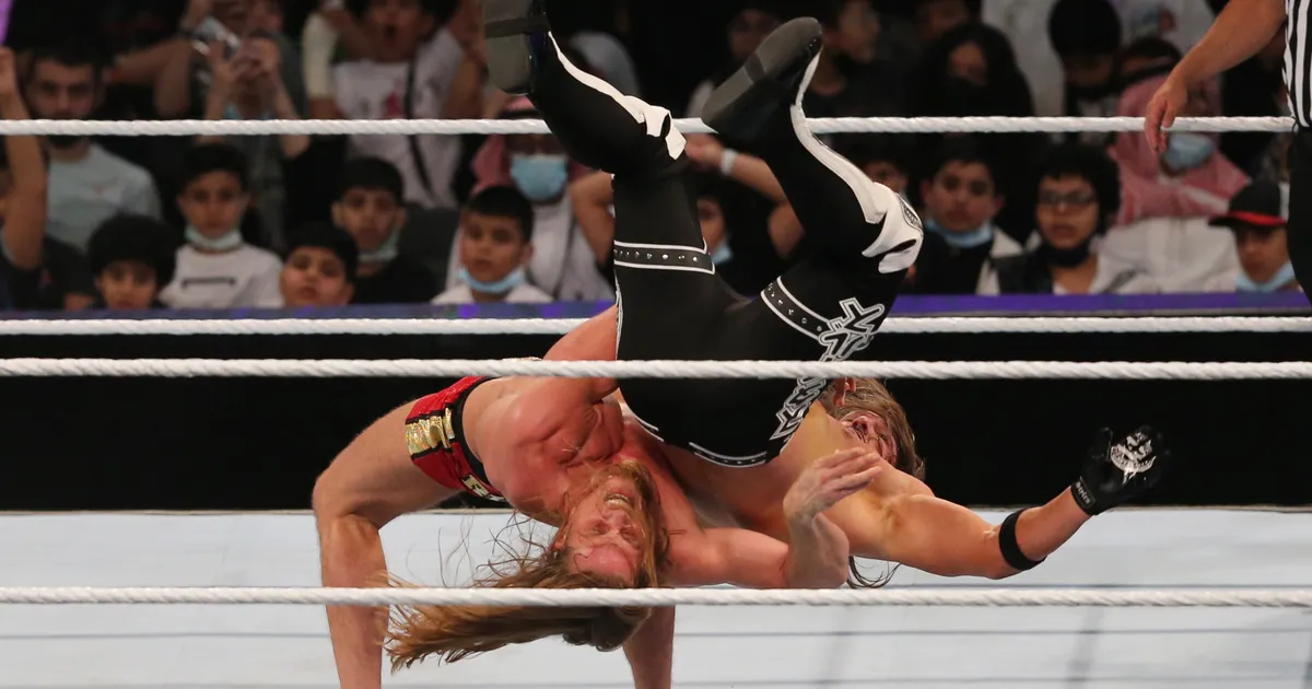 VIDEO ⟩ Show-maadlus väljus kontrolli alt ja kiskus veriseks, politsei alustas uurimist