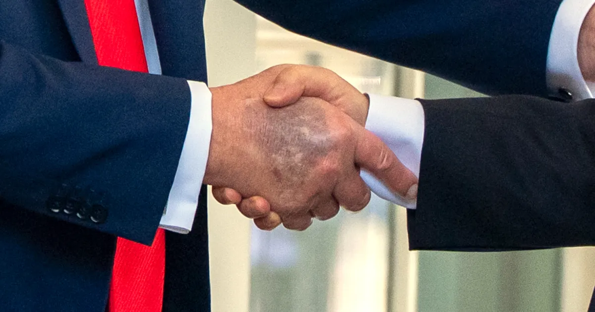 VIDEO ⟩ USA president jättis parema käe seljale meigi panemata. Nüüd oli selgelt näha, mis seal on