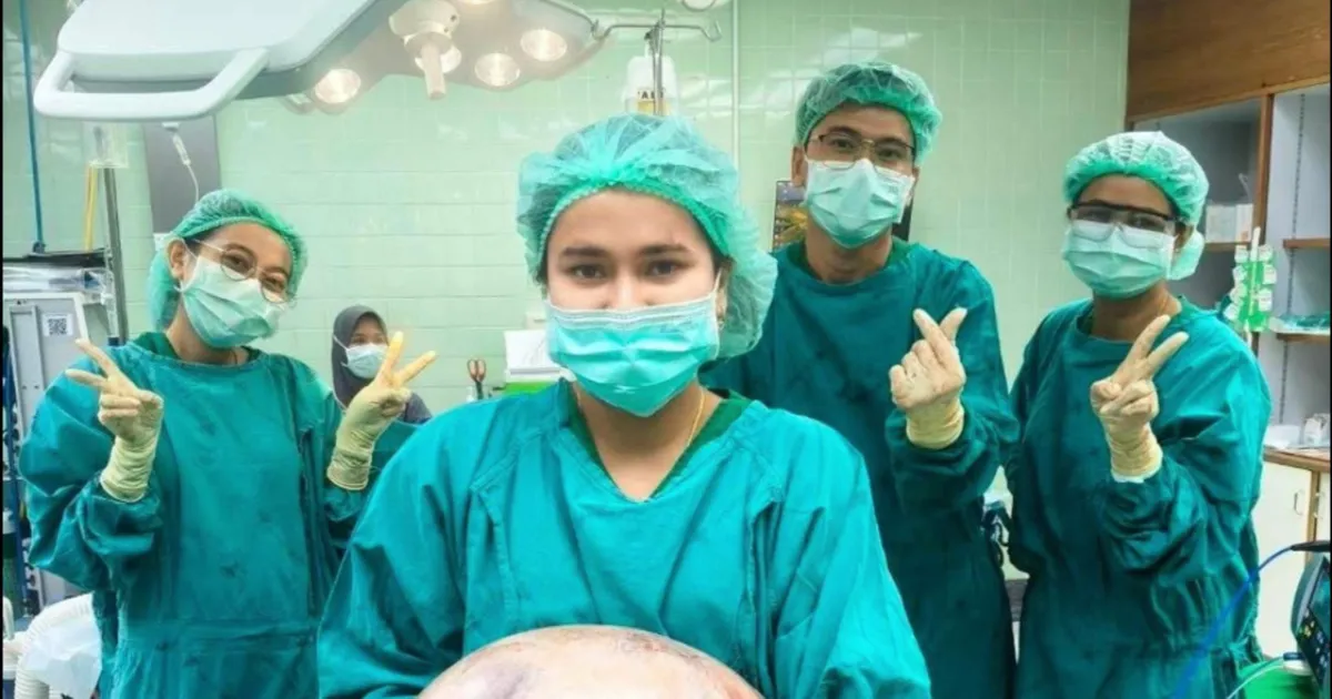 Arstid opereerisid tüsedaks peetud naise kõhust hiiglasliku kasvaja