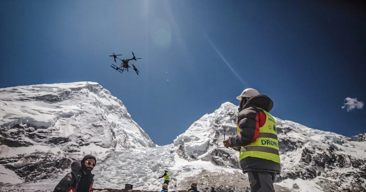 VIDEO ⟩ Droonid saadeti Mount Everestile sõtta just sellega