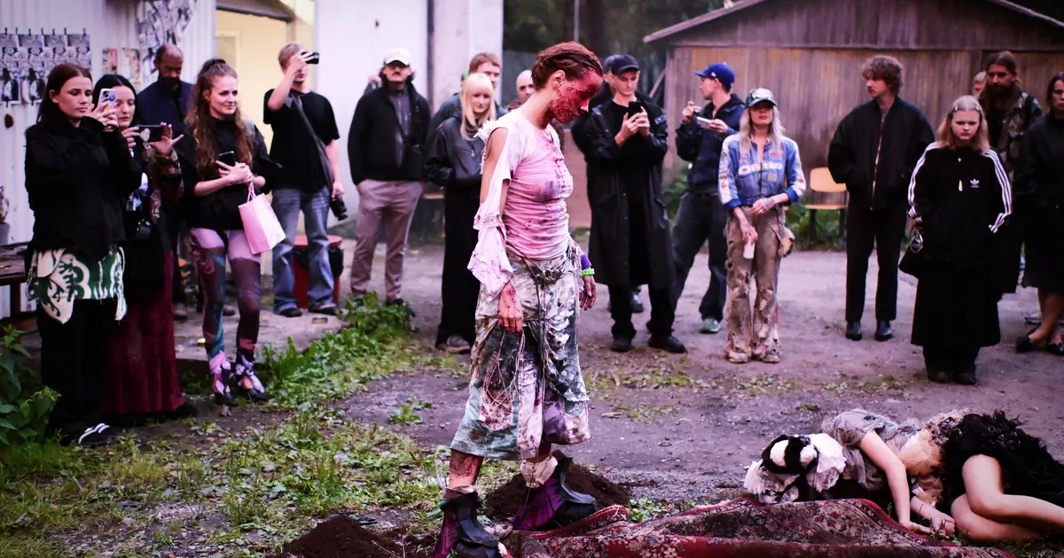 GALERII ⟩ See moeetendus pani vaatajad tundma, et nad on teises maailmas