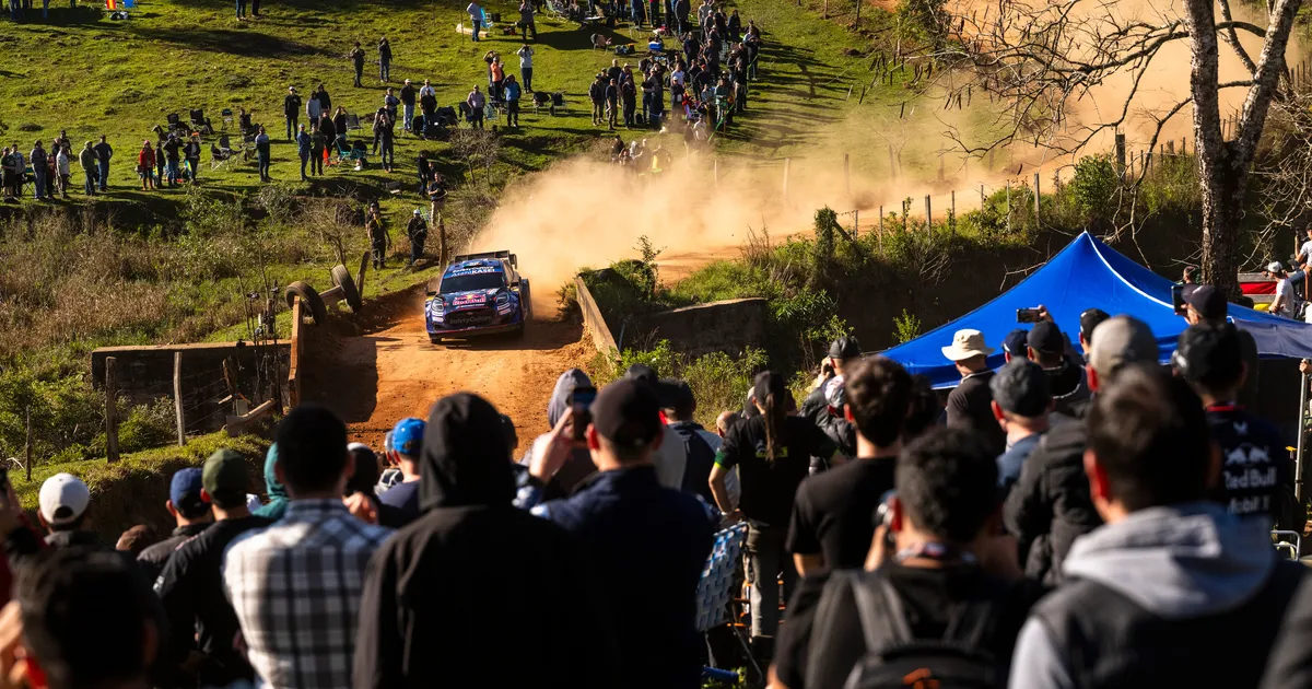 VIDEO ⟩ Kõva maandumine rebis keset katset kaardilugejalt märkmed käest