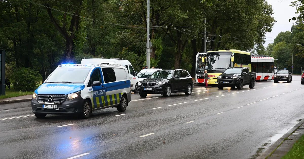 FOTOD ⟩ Narva maanteel põrkasid tramm ja buss kokku