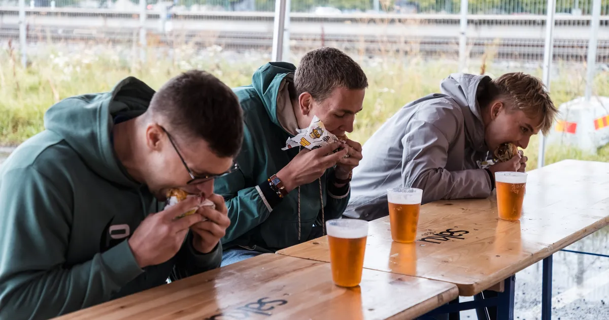 GALERII ⟩ Majonees kõrvuni! Telliskivi õlle- ja burgerifestival tõi kohale söögisportlased