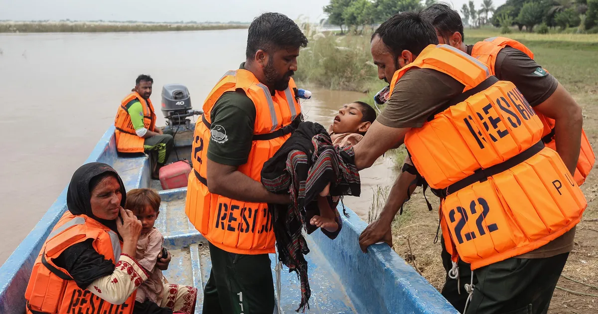 VIDEO ⟩ Tulvaveed suruvad pakistanlasi kodudest välja
