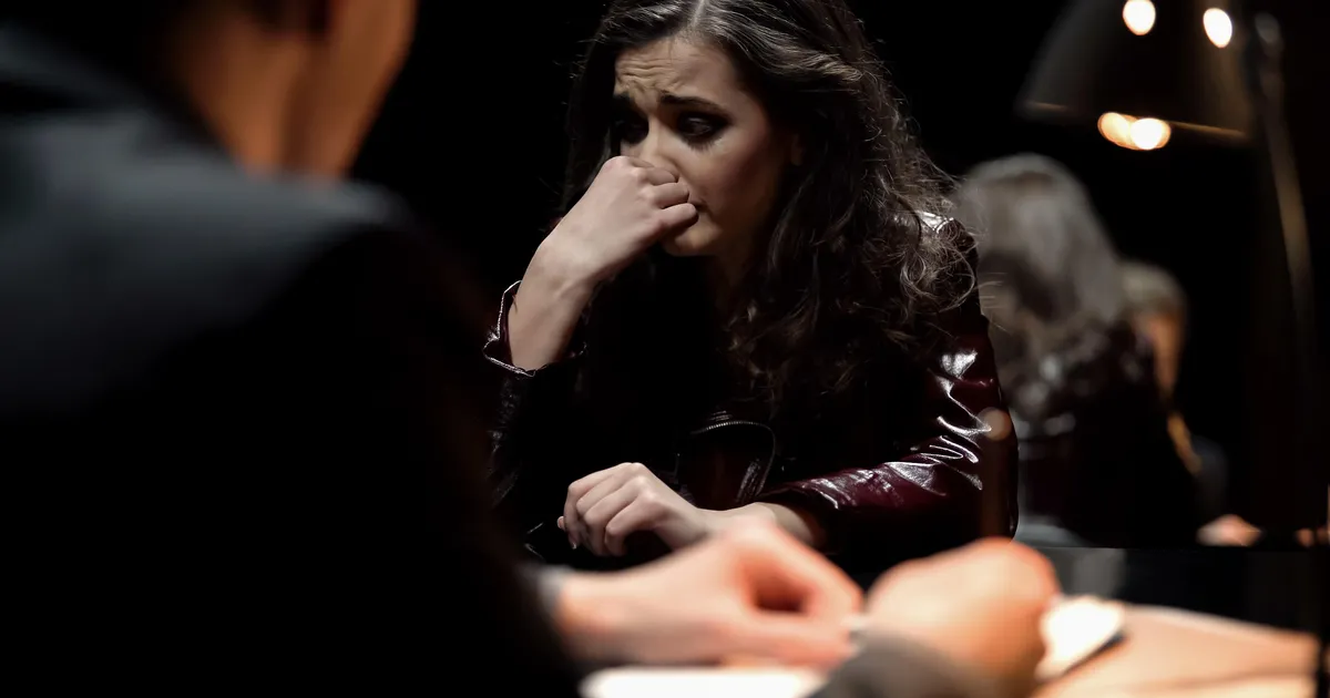 MÜSTEERIUM ⟩ «Tüdrukud kutsusid teineteisele politsei. Nad mõlemad ütlevad, et teine tappis isa»