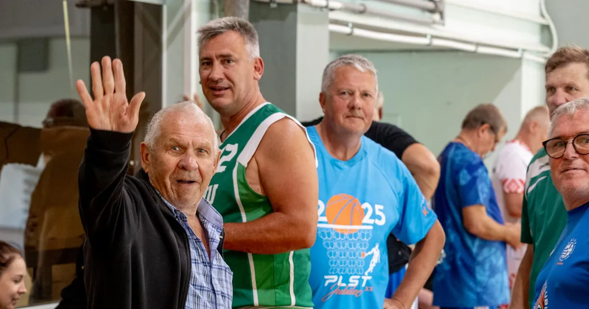 GALERII ⟩ Kossuveteranid kolisid juubeliturniiriks ühest korvpallihällist teise