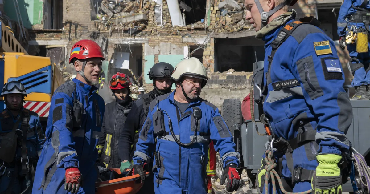 «Plahvatuse kuumusest hõõguvad rõdud, päästjad laibakottidega.» Ukraina leinab droonirünnakutes hukkunuid