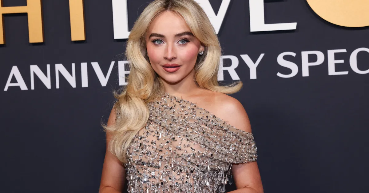 Popstaar Sabrina Carpenter kaitseb «naisi alandavat» albumikaant: käige rohkem väljas