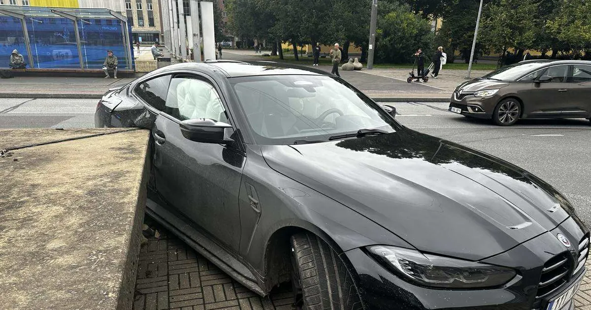 FOTOD ⟩ Äpardus Tallinna liikluses: BMW sõitis end betoonpiirdesse kinni
