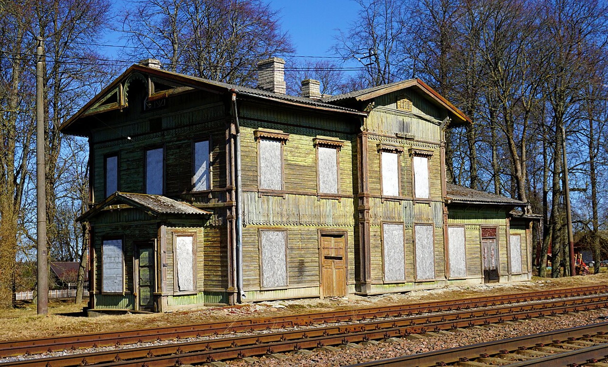 Riigivara, aga sisuliselt omanikuta: vanade vaksalihoonete ajaloopärand pudeneb järjepanu tolmuks