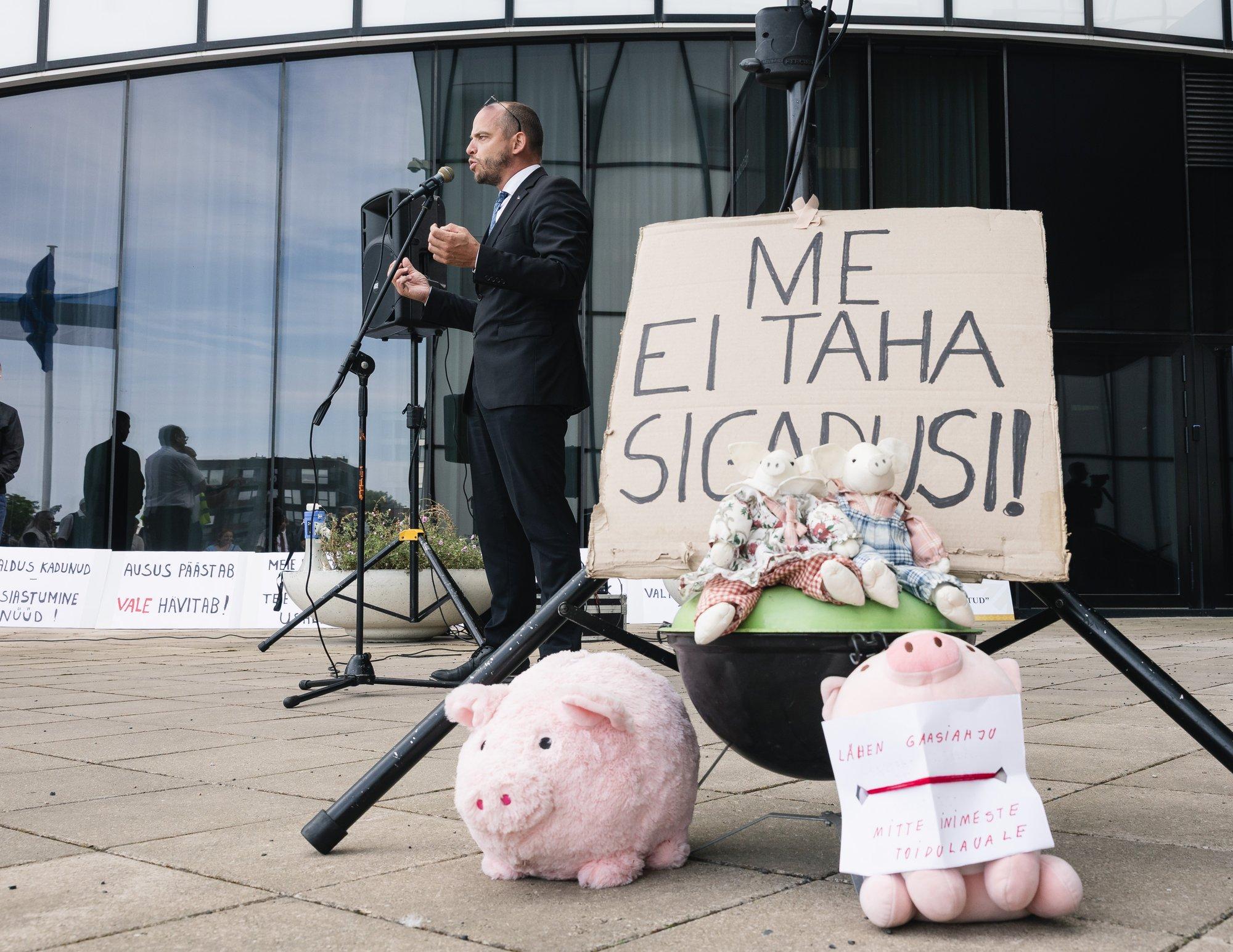 VIDEO ja FOTOD | Meeleavaldajad nõudsid superministeeriumi ees PTA juhi tagasiastumist: asi pole sigades, vaid sigadustes