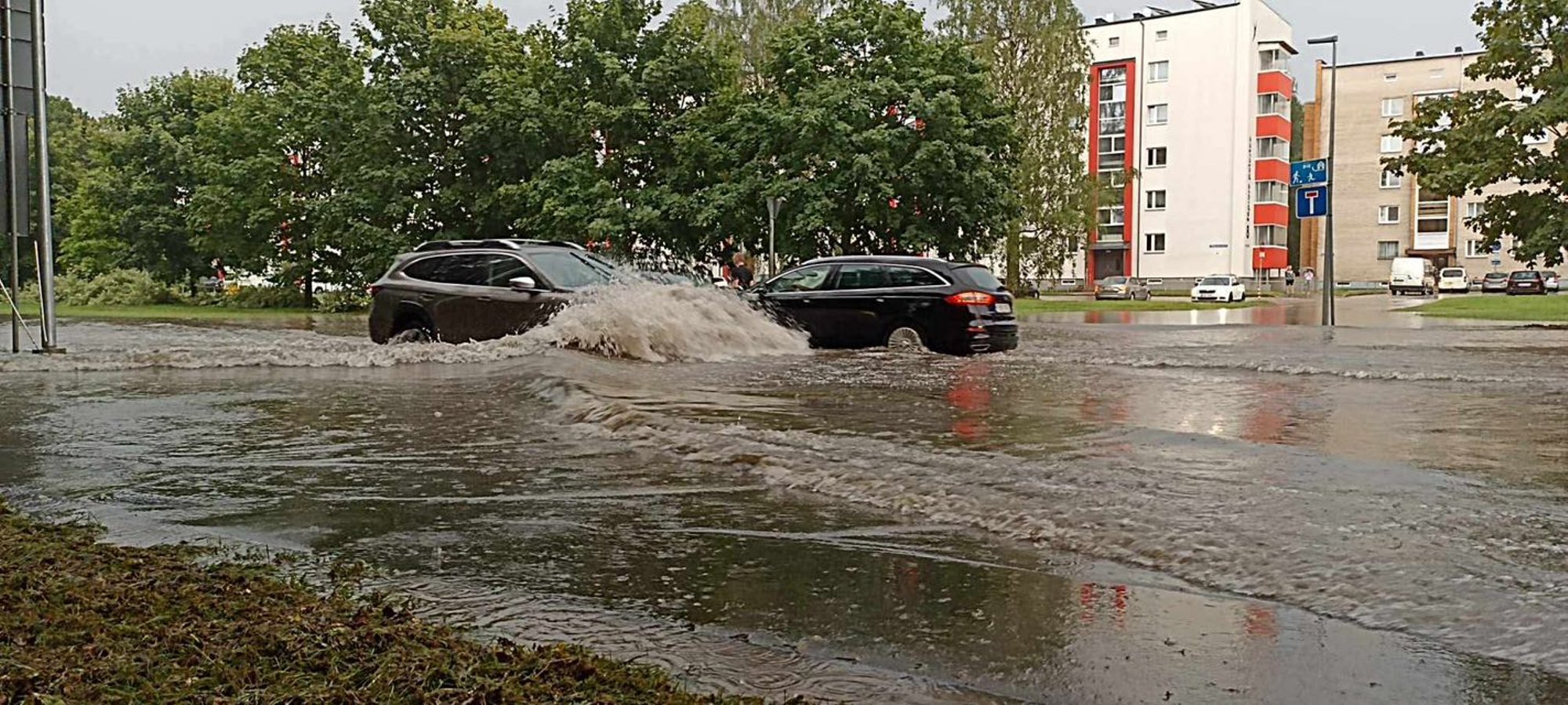 FOTOD JA VIDEOD | Tugev vihm põhjustas Tartus uputuse. Vee all olid mitmed olulised tänavad