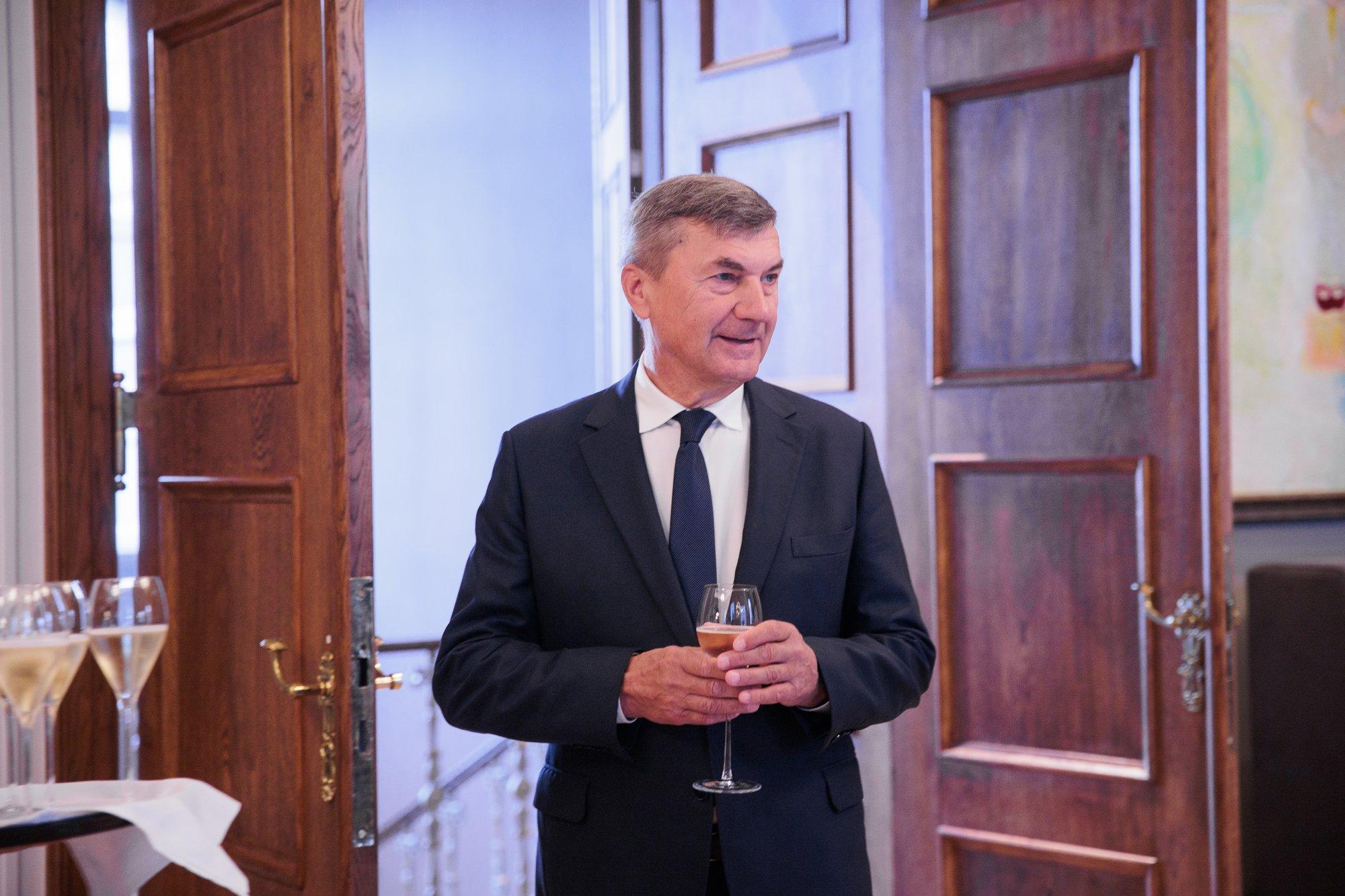 Nadi reitingu kiuste Ansip kiidab Michalit. Hädade juur peitub ta meelest Kaja Kallase tegevuses