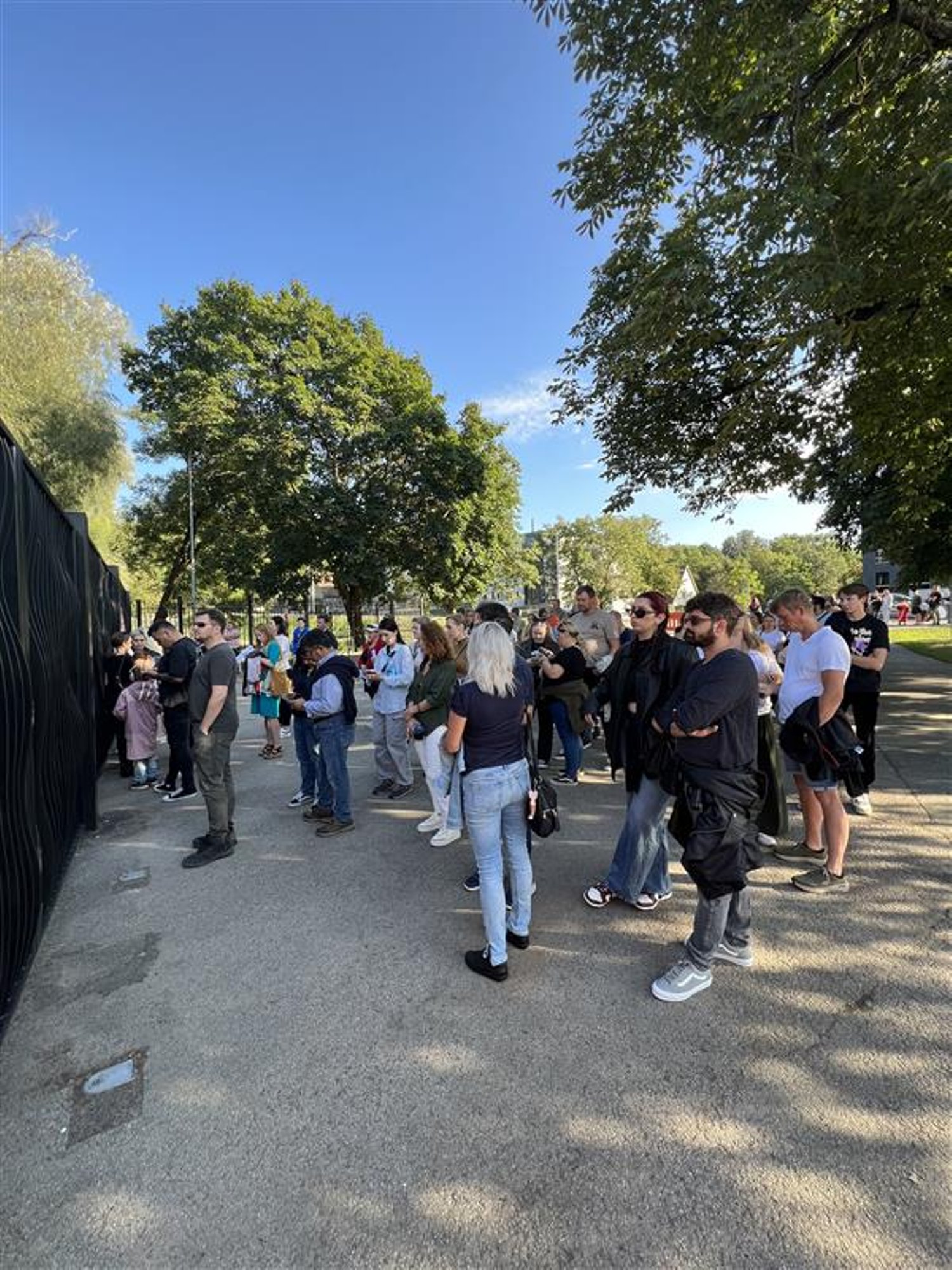 OTSEBLOGI JA -FOTOD | Lenna soojendab publikut! Bryan Adams astub peagi Tallinna lauluväljakul rahva ette