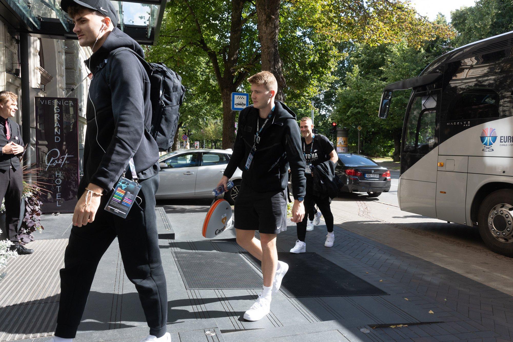 DELFI RIIAS | Koondis jõudis EM-ile kohale. Kuidas näeb välja mängijate söögimenüü ja miks elatakse eraldi tubades?