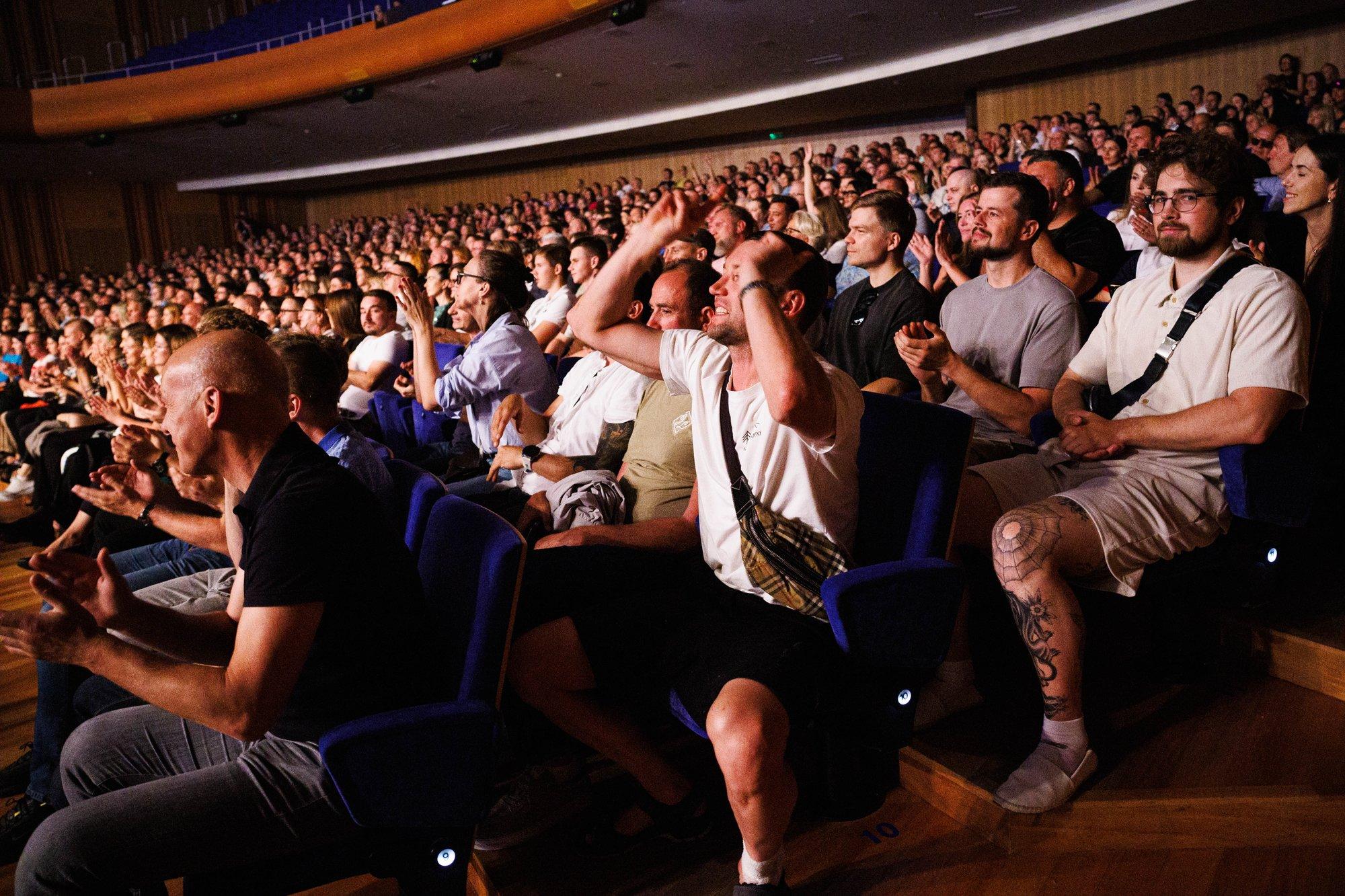 FOTOD | Rahvas elas Alexelas hoogsalt kaasa! Bändi Splin kontserdil ei suutnud publik oma kohtadel istuda