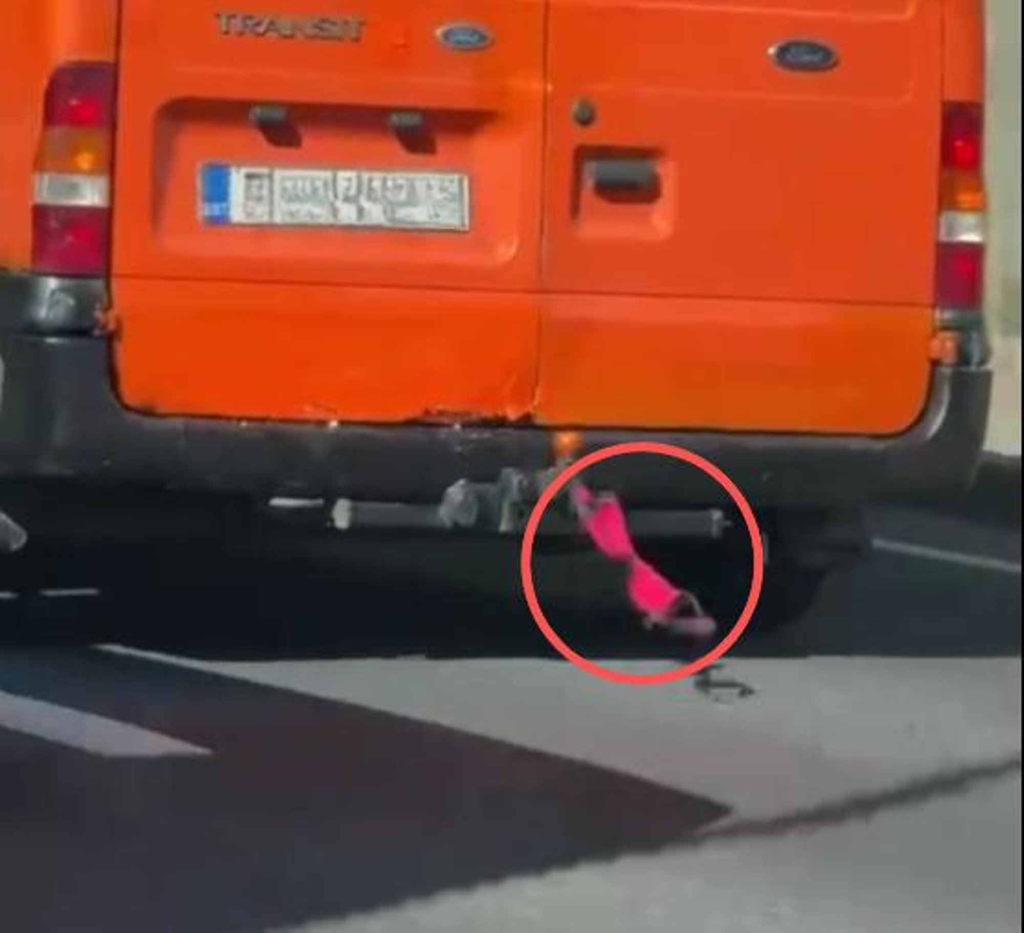 VIDEO | „Naise talisman.“ Tallinna tänavatel püüab tähelepanu rinnahoidjaga kaubik