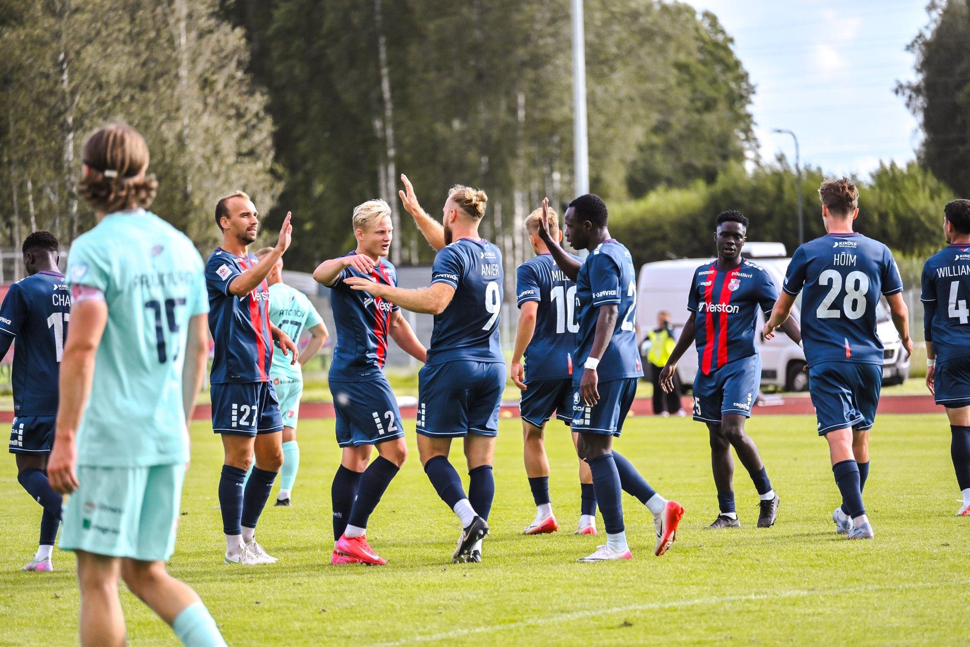 DELFI FOTOD | Paide küttis kodupubliku ees Kuressaarele sauna