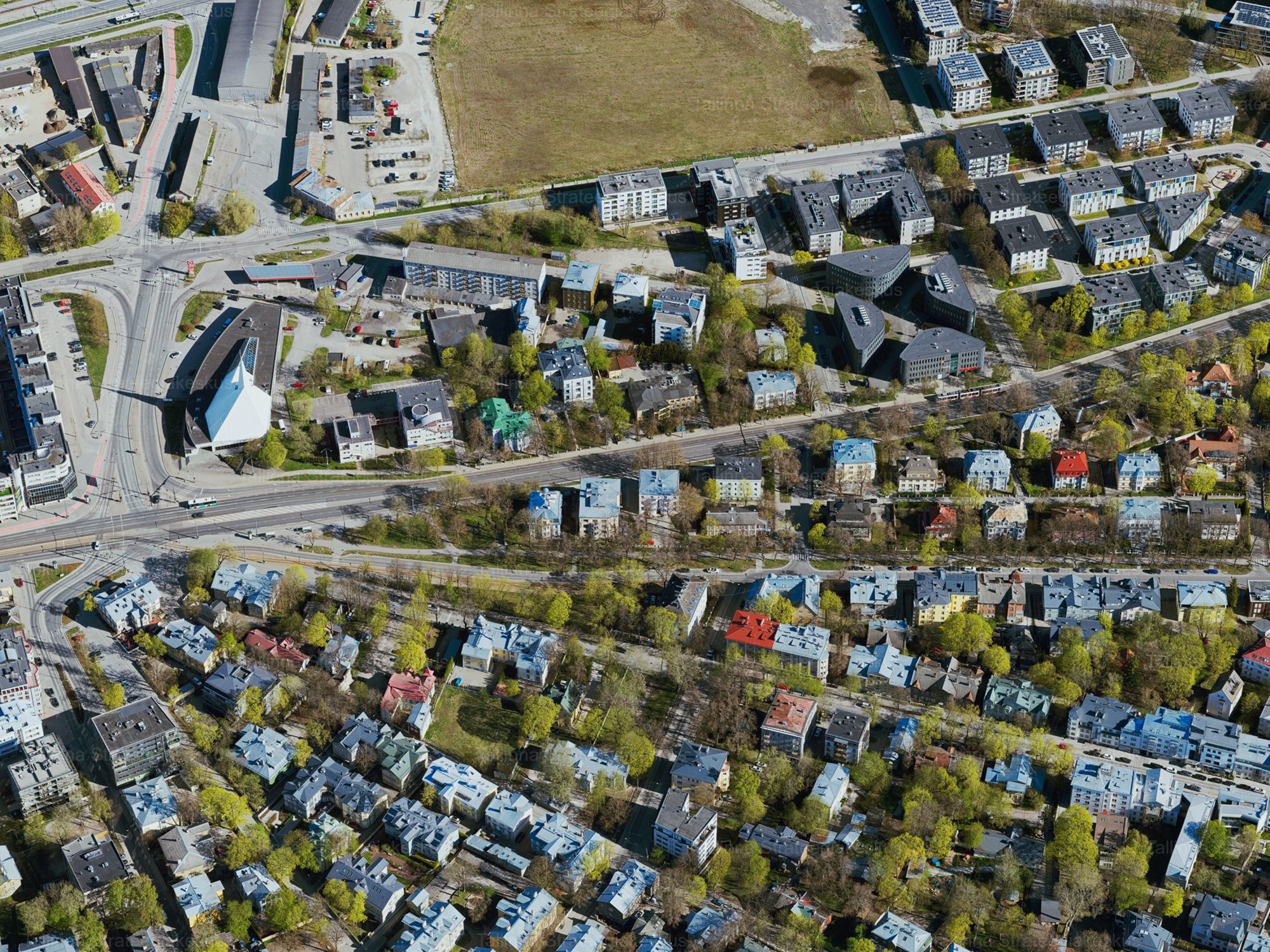 Tallinn plaanib viia Narva maanteel bussipeatused tee keskele