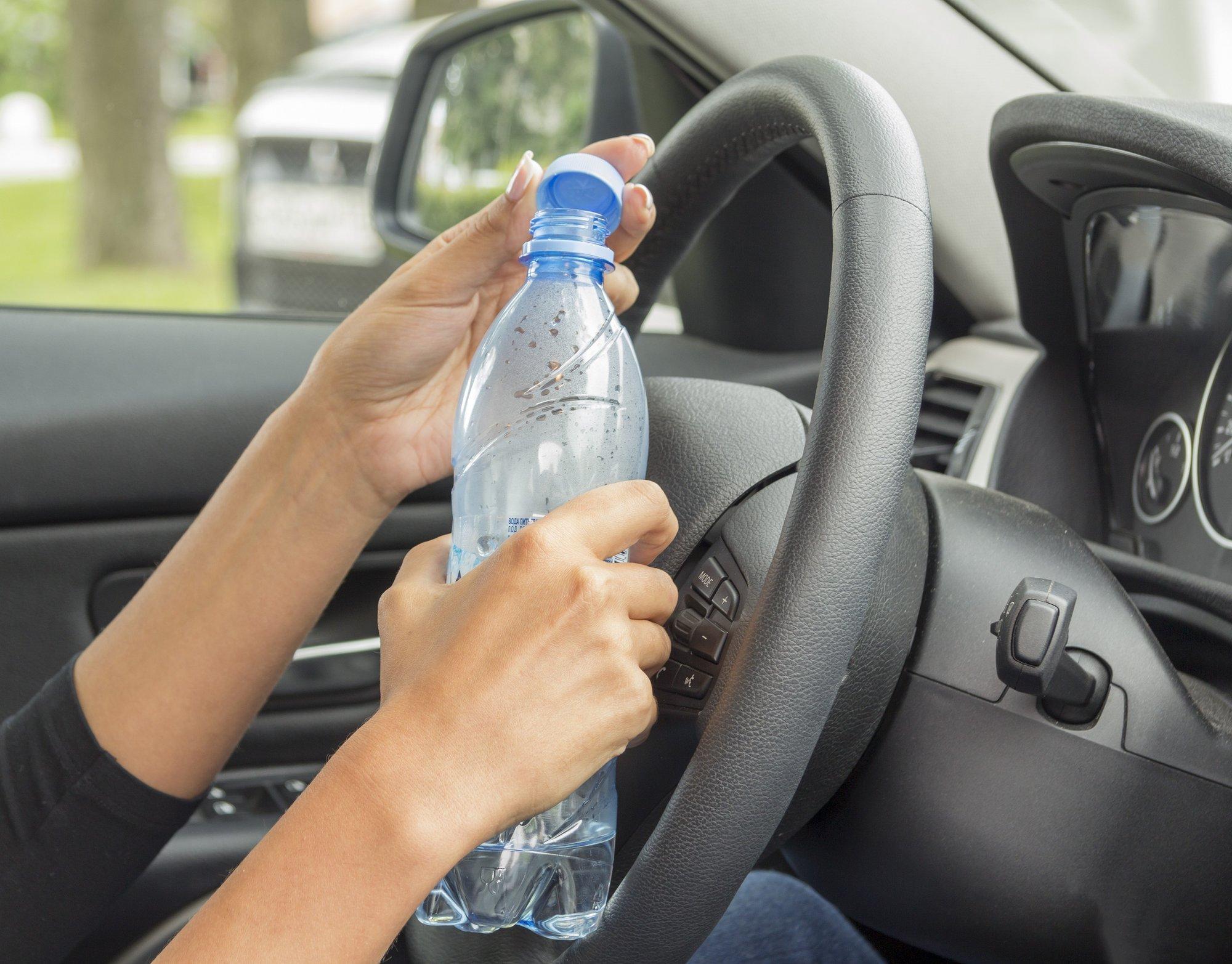 Plastpudelit suvel päikese kätte jätta ei tasu. Mida teha, et joogivette ei eralduks ohtlikke aineid?