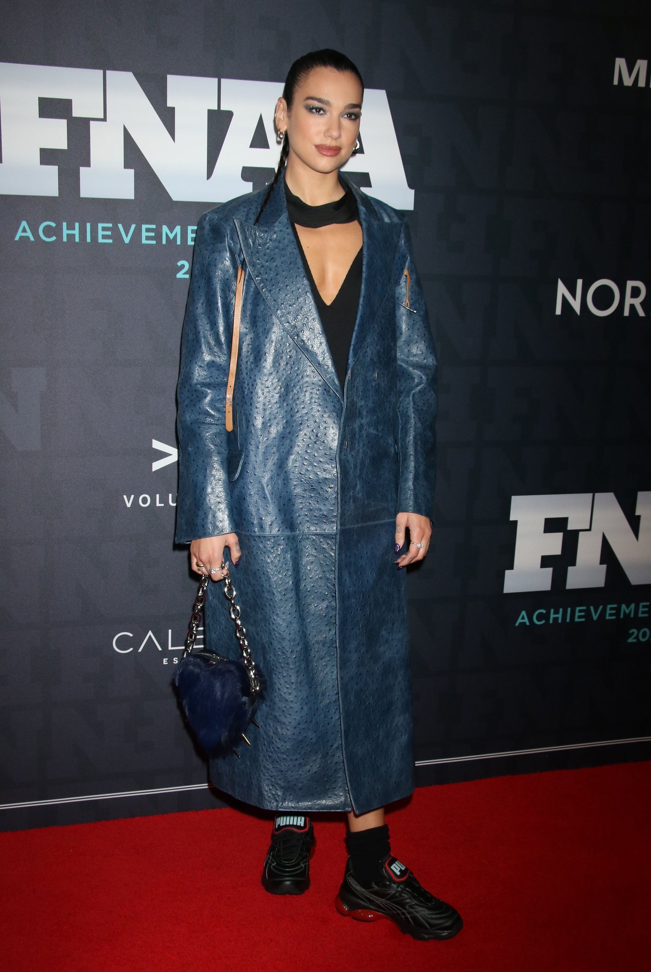 KUUM KLÕPS | Lauljanna Dua Lipa naudib sünnipäevaeelset puhkusereisi nappides bikiinides