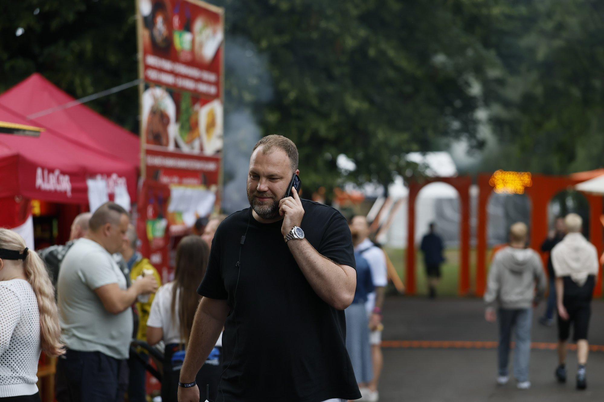 OTSEFOTOD | Õllesummeri kolmas päev kogub vihma saatel hoogu! Hendrik Sal-Saller pillas laval kitarri maha
