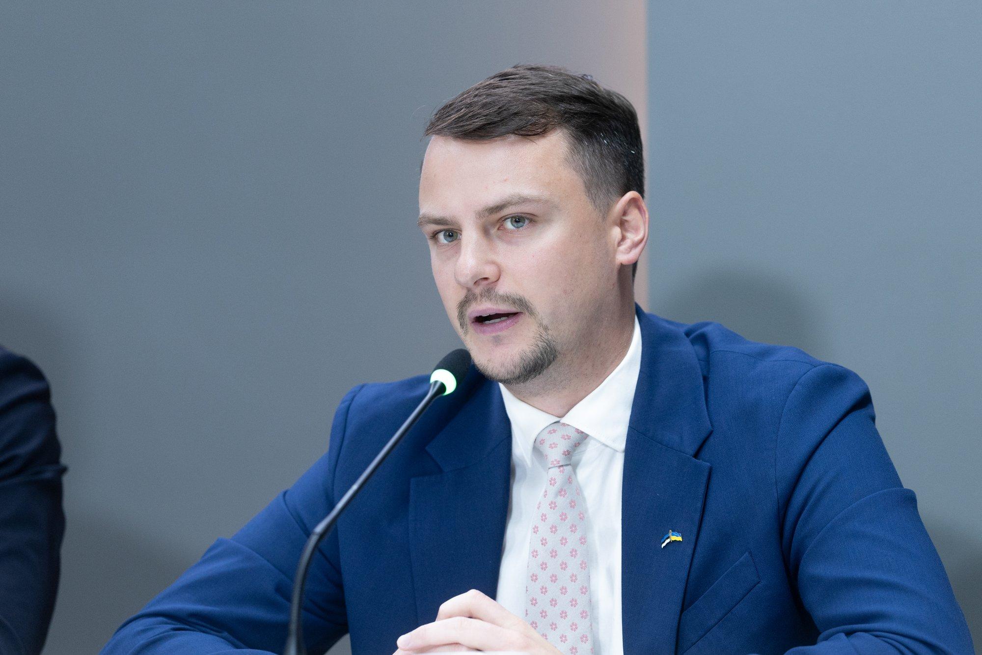 Tallinn võtab luubi alla kuus kooli, kus eestikeelsele õppele üleminek kulgeb konarlikult