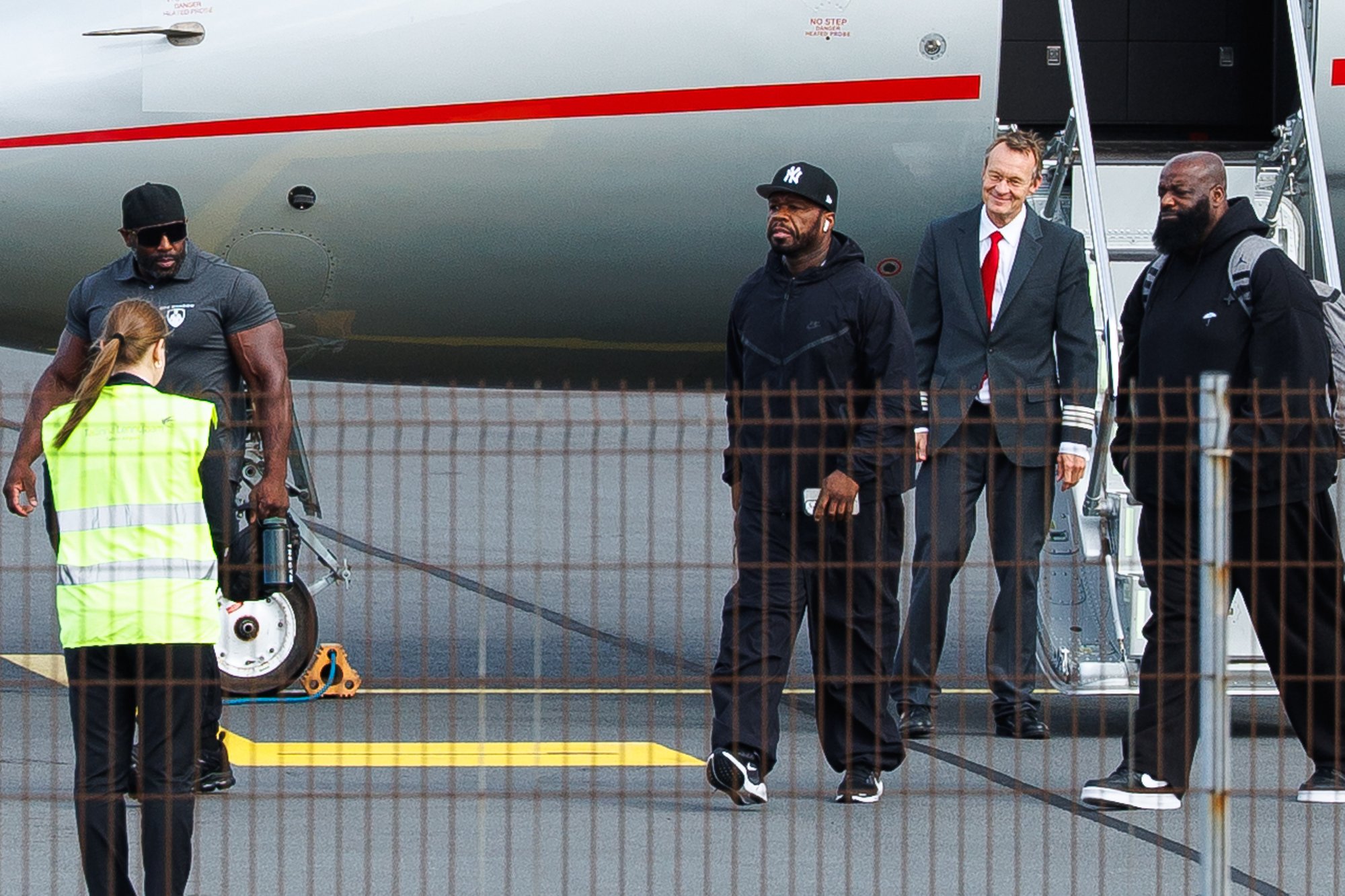 VIDEO | „Ta on nii heas vormis!“ Täna Tallinnas maandunud räppar 50 Cent saabus ootamatult Lasnamäe jõusaali treenima