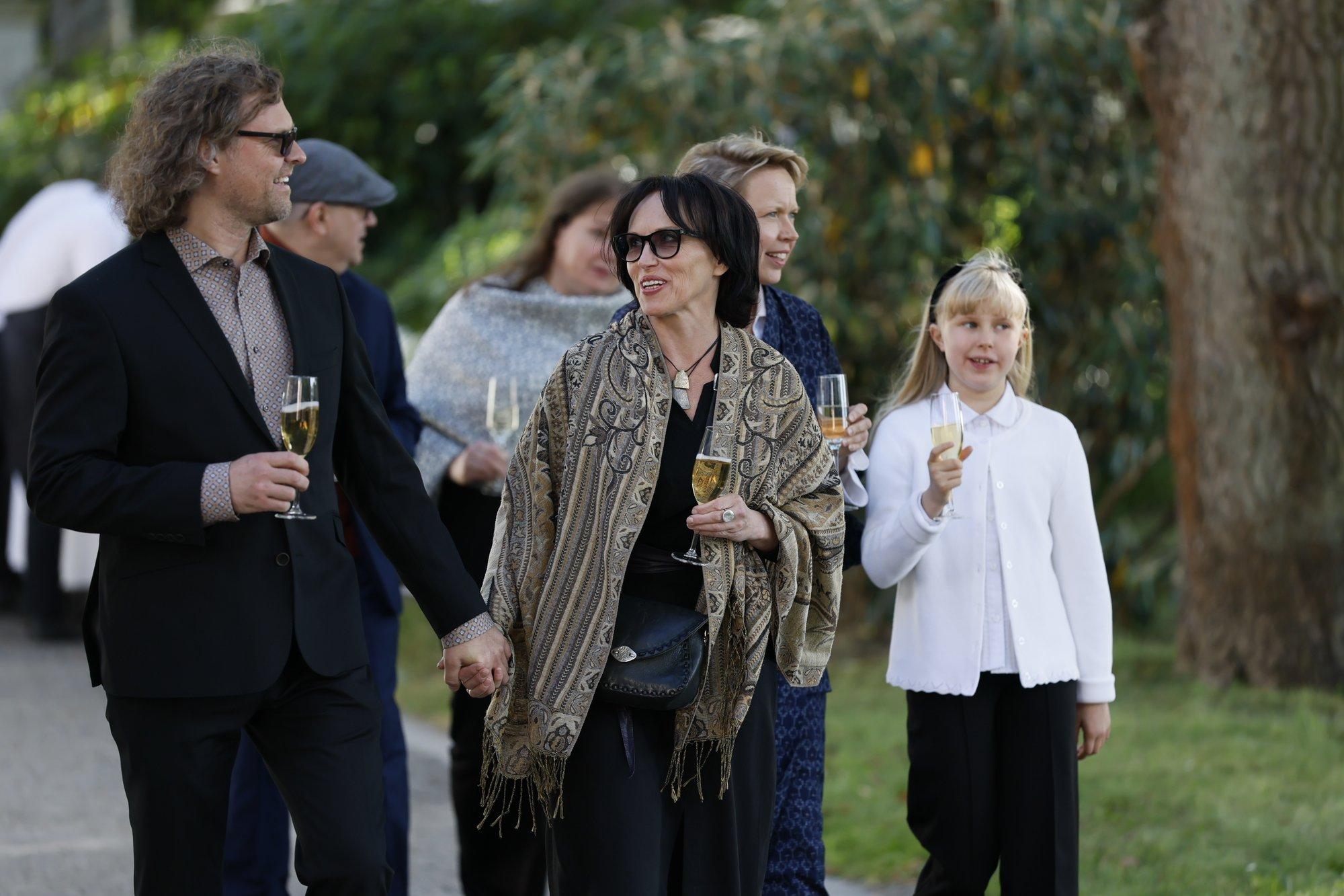 Siiri Sisask saabus roosiaeda käsikäes tuntud dirigendiga. Lauljanna paljastas, mis neid ühendab