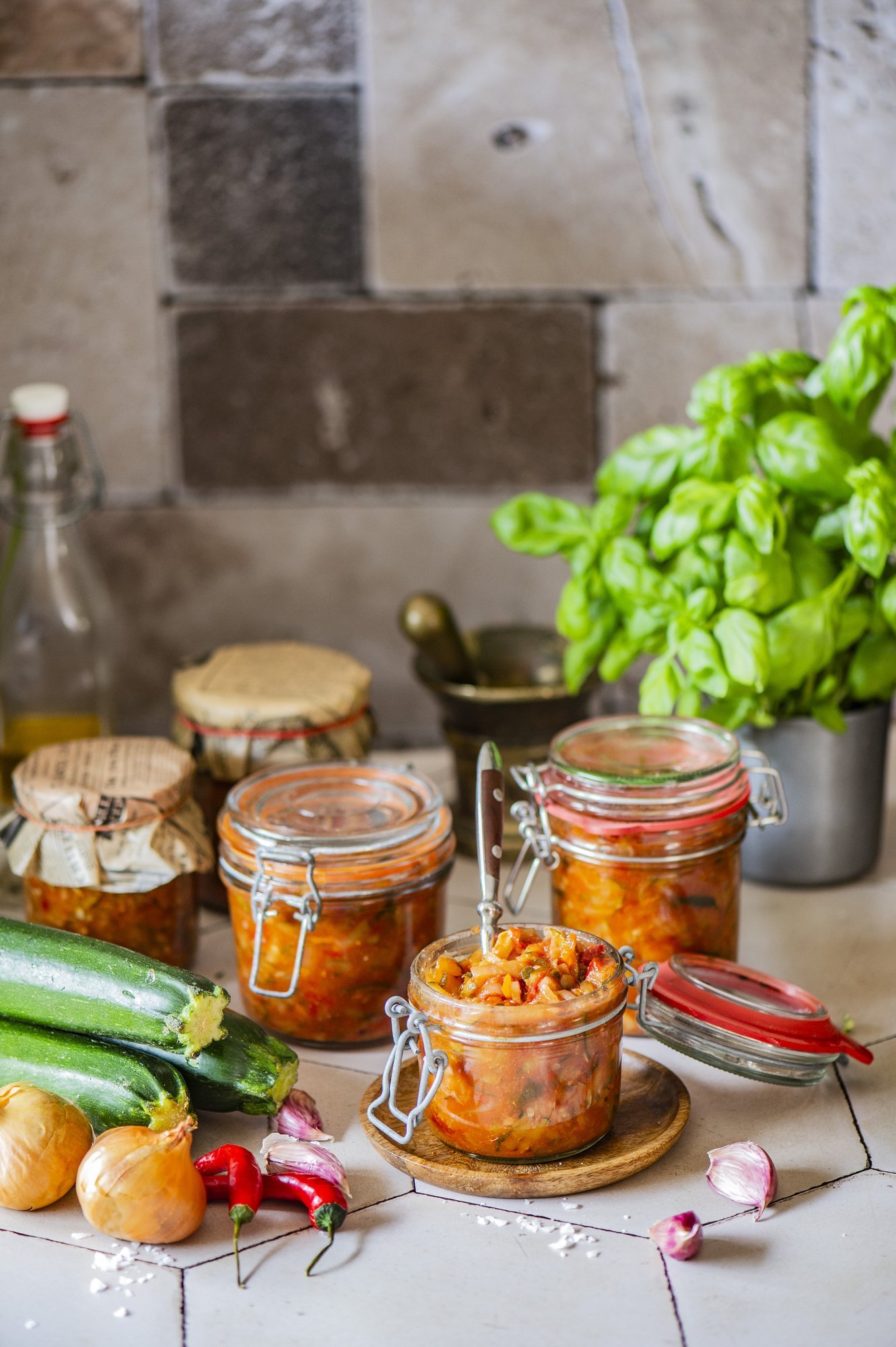 Särtsu ahjuliha kõrvale: purki tehtud suitsune suvikõrvitsasalsa sobib sügisroogade saatjaks ideaalselt